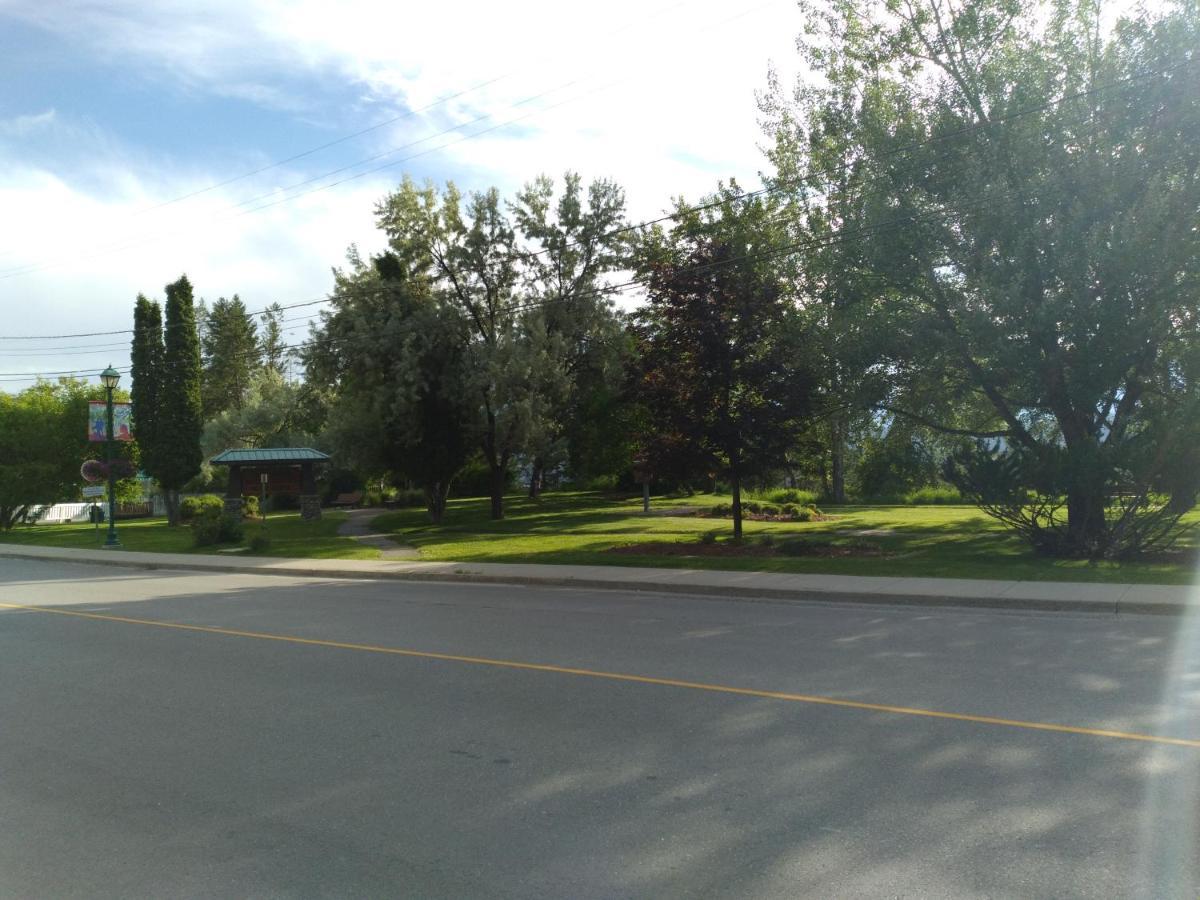Appletree Inn Radium Hot Springs Exteriör bild