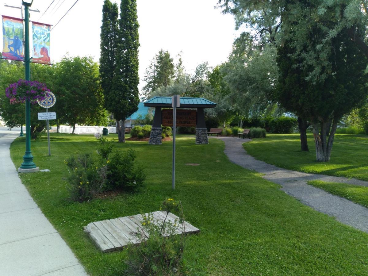 Appletree Inn Radium Hot Springs Exteriör bild