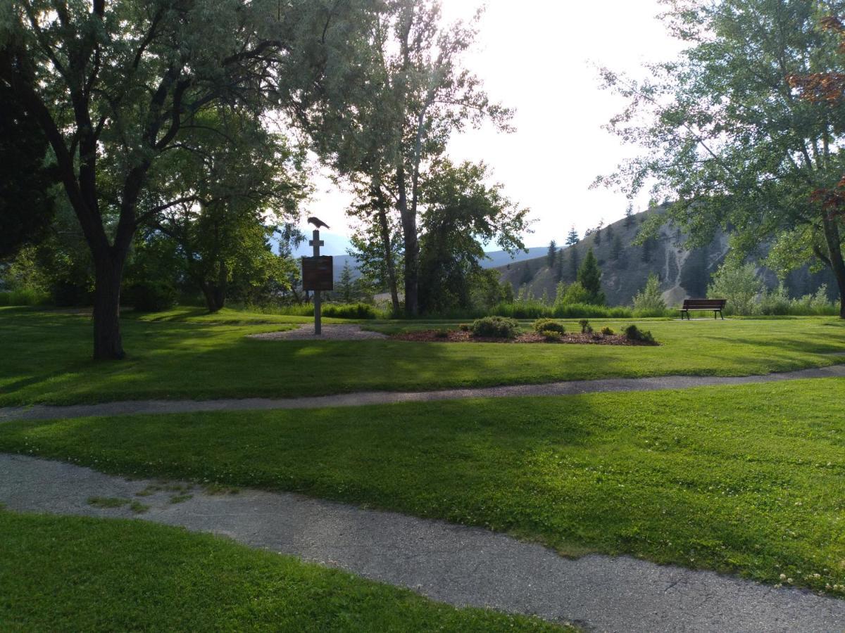 Appletree Inn Radium Hot Springs Exteriör bild