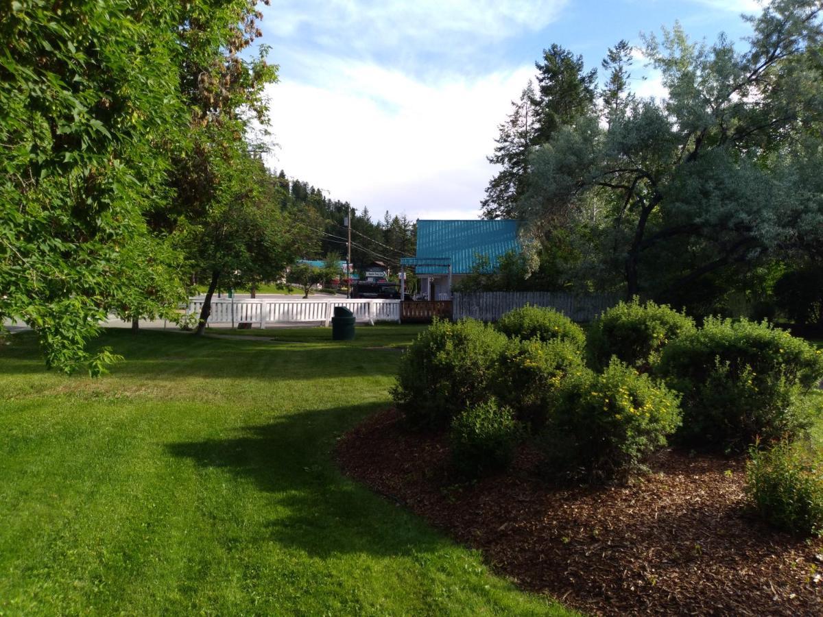 Appletree Inn Radium Hot Springs Exteriör bild