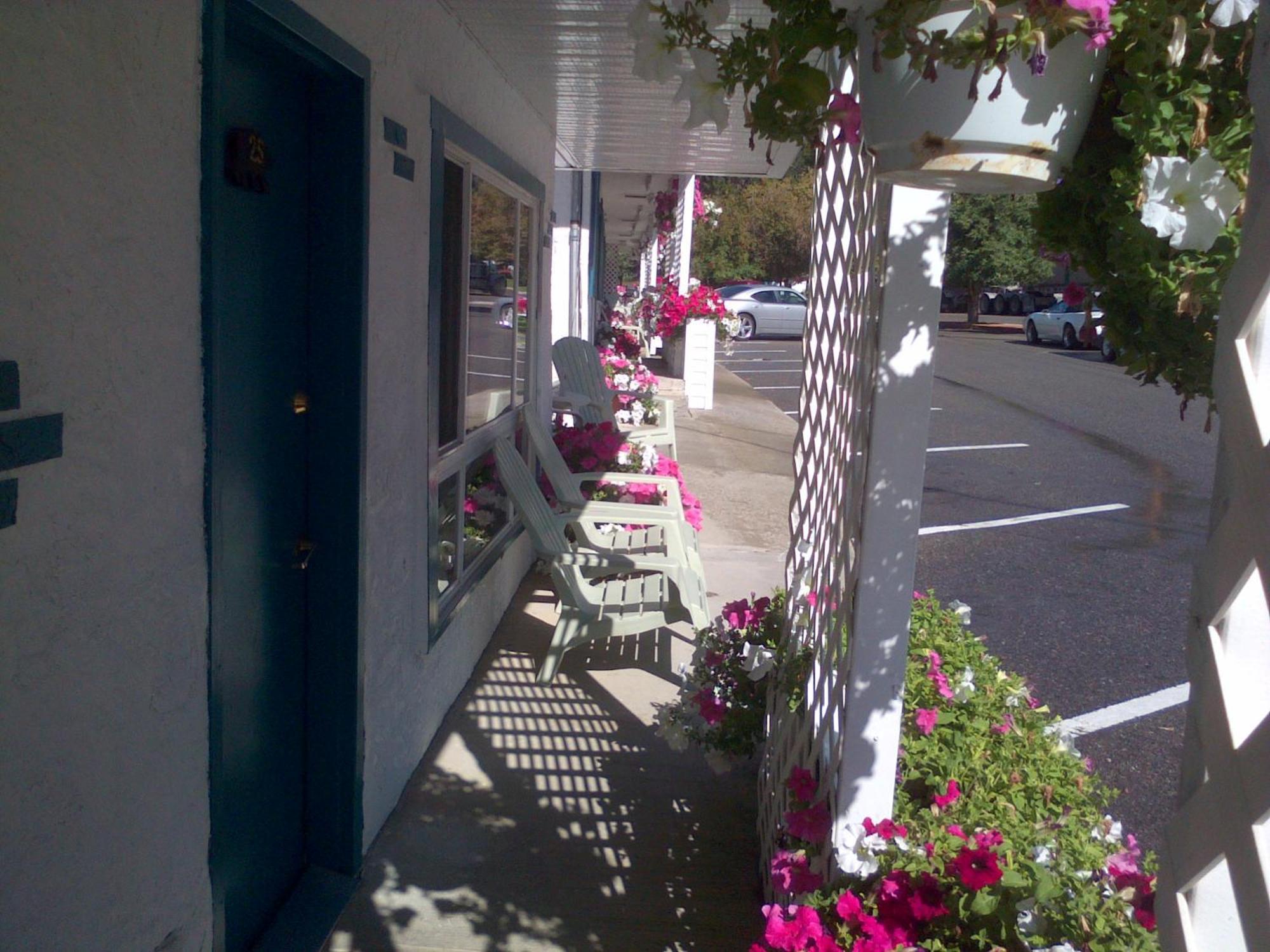 Appletree Inn Radium Hot Springs Exteriör bild